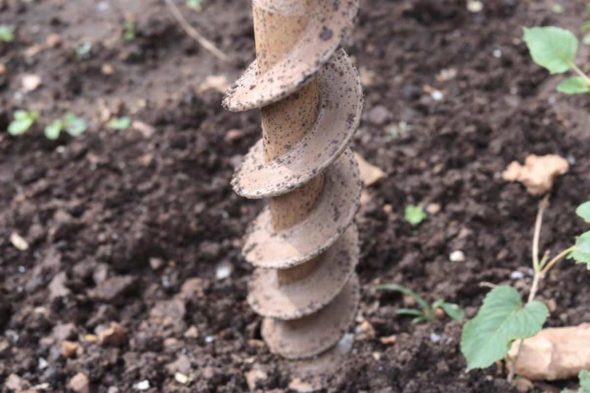 Comment planter des piquets de clôture en bois ?