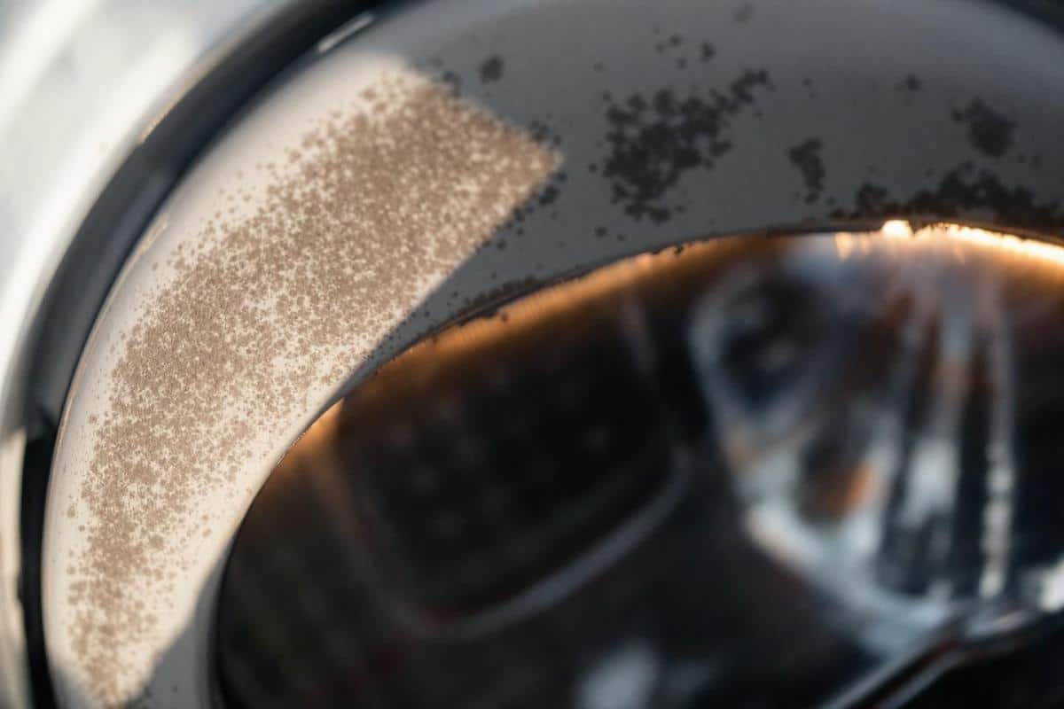 Pourquoi j'ai des résidus gris dans ma machine à laver ?