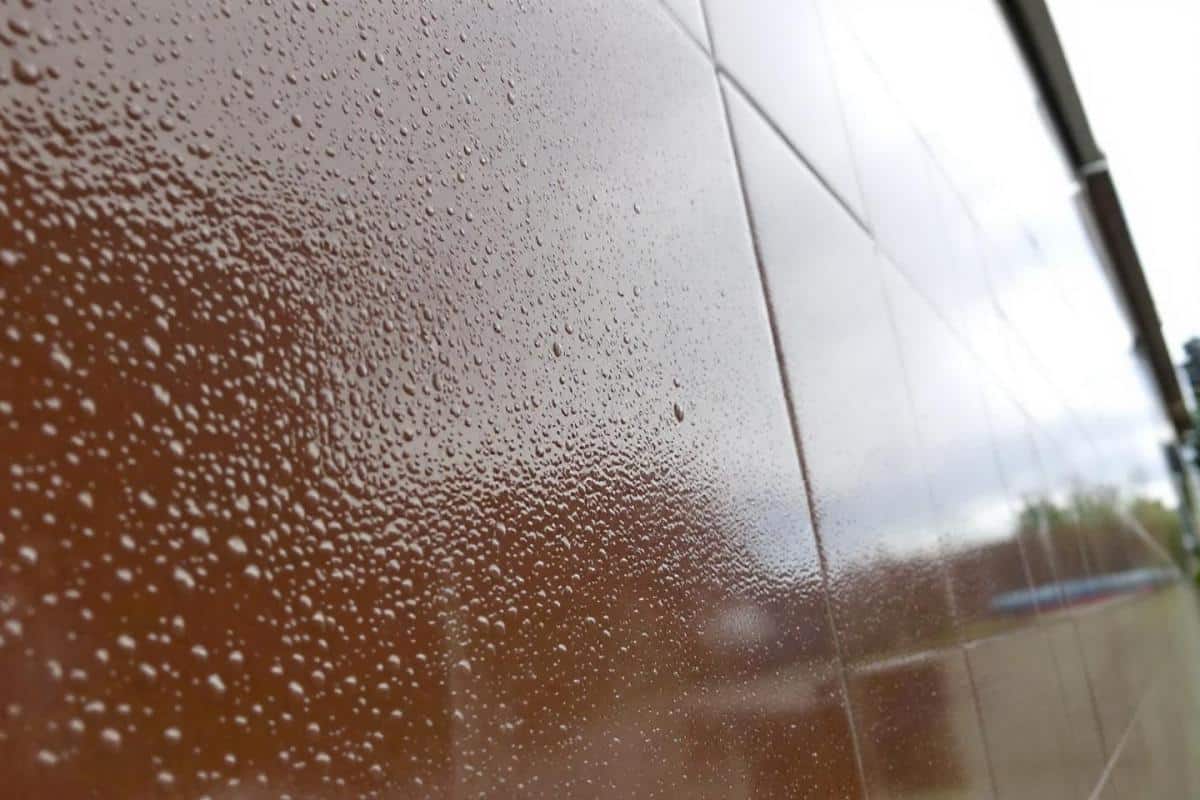 Quel est le temps de séchage d’un joint de carrelage extérieur par temps de pluie ?