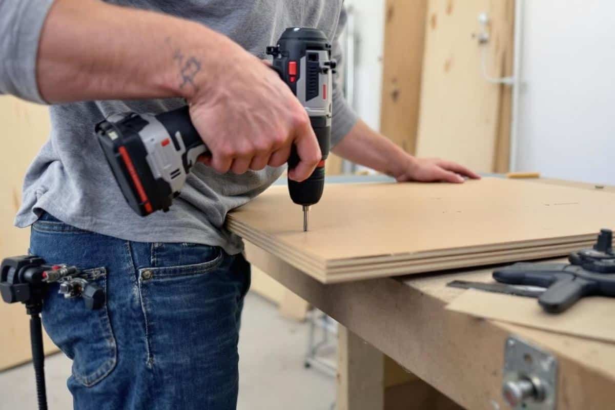 Peut-on visser du placo directement sur un mur ?