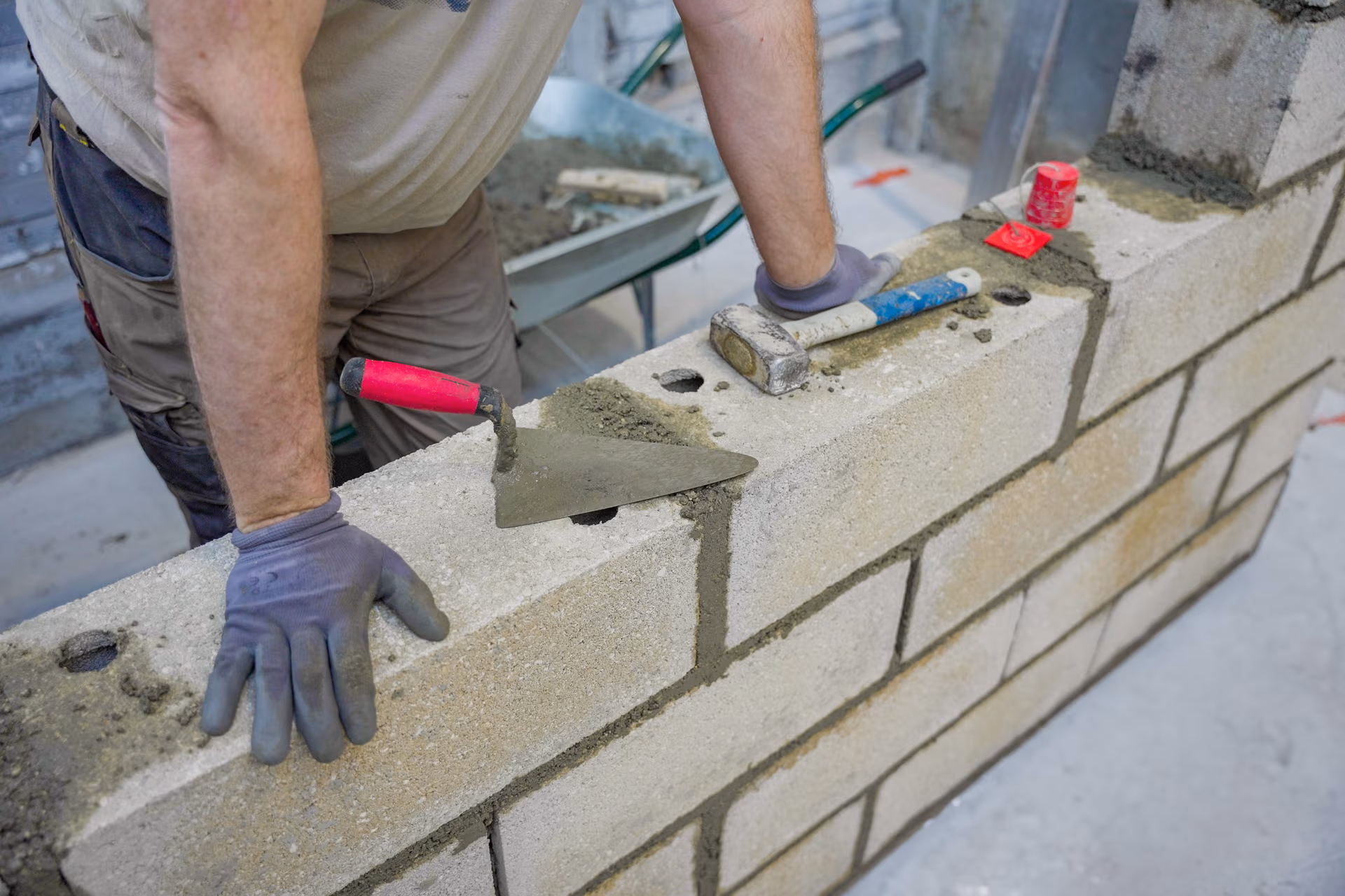 les équipements incontournables pour réussir ses travaux de maçonnerie